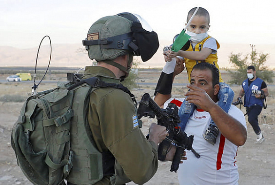 Власти Израиля приняли решение отложить вопрос аннексии Западного берега Иордана до завершения пандемии.