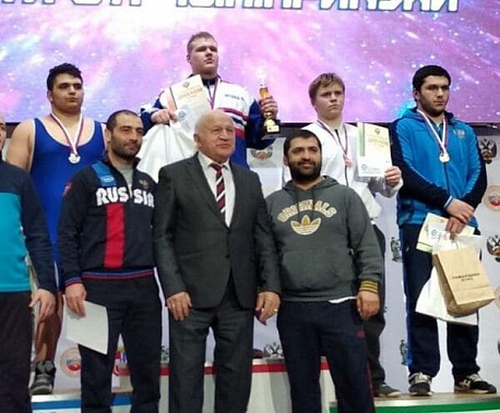 Юный тяжеловес из Шахт завоевал золото в первенстве России по греко-римской борьбе среди кадетов