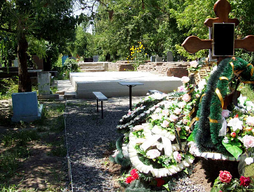 Продам землю. На кладбище…