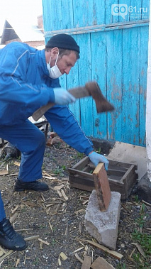 В Новошахтинске волонтеры разносят продукты  и рубят дрова