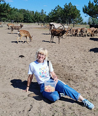 Привезла оленям угощение — морковку и яблоки 