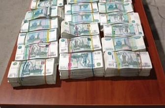 Более 28 тысяч долларов в рублях и гривнах пытался перевезти через российскую границу водитель автобуса