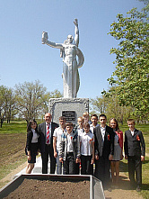 Братская могила в парковой зоне у бывшего правления колхоза «Заря». (Фото взято из Песчанокопского районного историко-краеведческого музея).