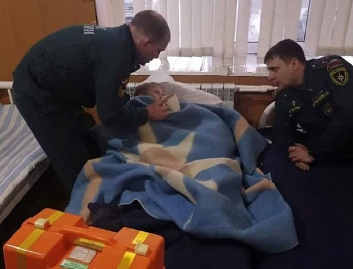 В Октябрьском районе вытащили из воды двоих провалившихся под лед детей