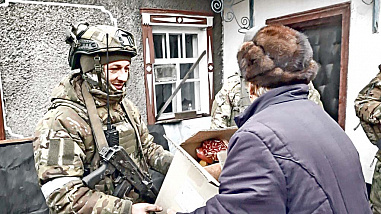 Военнослужащие «Южной» группировки войск помогают мирным жителям