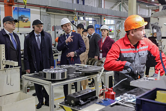 Побывав на «Ростсельмаше», донской губернатор Юрий Слюсарь встретился с аграриями и руководством комбайнового завода