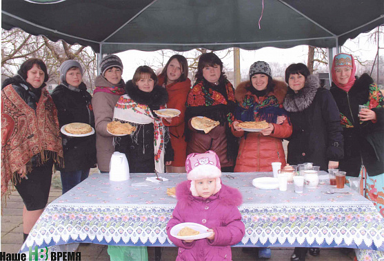 Коллектив отделения социального обслуживания Калининского сельского поселения умеет и работать, и праздновать.