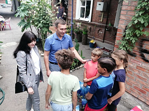 «Помоги пойти учиться»: в Таганроге педагоги-волонтеры помогают школьникам подготовиться к учебному году