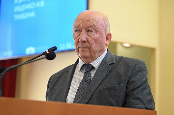 С отчетом о деятельности аппарата уполномоченного по правам человека в Ростовской области выступает А. Харьковский. Источник фото: Законодательное собрание Ростовской области.