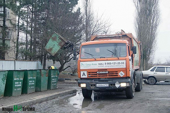 Пока на ул. Степана Разина стоят металлические контейнеры, но скоро их заменят на пластиковые, как и везде по Азову.