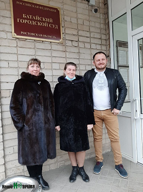 Адвокат Ирина Боголепова, Елена Пивоварова и правозащитник Юрий Мезинов после судебного заседания.