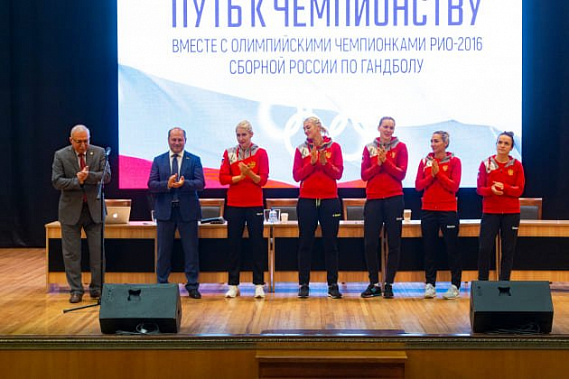 Александр СКРЯБИН, Владлена БОБРОВНИКОВА, Анна СЕНЬ, Анна СЕДОЙКИНА, Полина КУЗНЕЦОВА и Анна ВЯХИРЕВА ответили на все вопросы студентов.