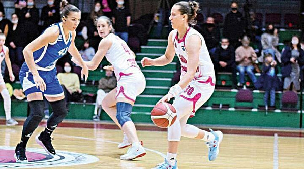 Екатерина РЯБОВА (№ 30) стала лучшим снайпером ростовчанок. Фото с сайта БК «Пересвет-ЮФУ»