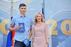 В ДГТУ вручили дипломы лучшим выпускникам