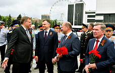 08 05 2025 Сотни ростовчан возложили цветы к Вечному огню на Театральной площади 