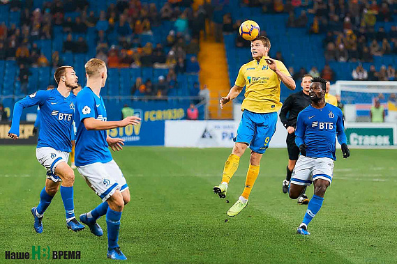 Нападающий «Ростова» Бьорн Сигурдарсон в окружении защитников «Динамо».