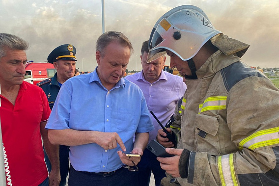 Замгубернатора В. Артемов в районе вчерашнего ландшафтного пожара на левом берегу Дона. Источник фото: пресс-служба губернатора Ростовской области.