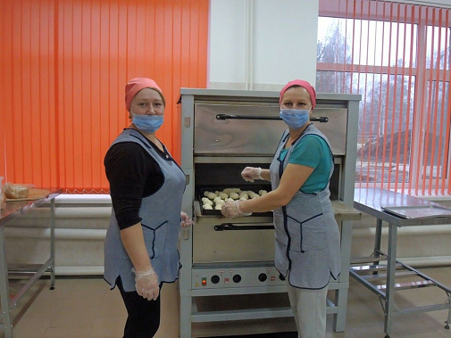 Булочки, которые пекут повар Марина Велинецкая и ее помощница Татьяна Касумова, идут у ребят 