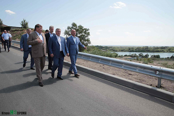 Этот небольшой отрезок дороги (чуть больше километра) вывел аксайскую уличную дорожную сеть к автомагистрали М4 «Дон» (глава Аксайского района Виталий БОРЗЕНКО, министр транспорта Ростовской области Андрей ИВАНОВ, губернатор Василий ГОЛУБЕВ и его заместит