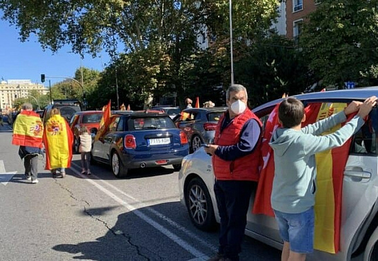 Несколько тысяч автомобилей заблокировали улицы Мадрида — жители протестуют против ужесточения карантинных мер в городе.
