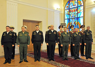 Знамена вручены