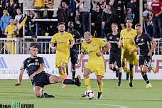 Выходят на арену вратари