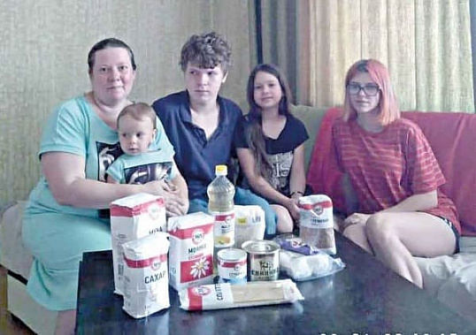 Один из продуктовых наборов попал в семью Растороцких-Шустовых, в которой воспитывается четверо детей.