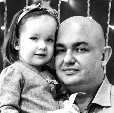 Дмитрий ПЕТРЕНКО с дочерью Леей, которая обожает героев 
