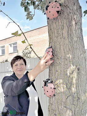 Директор Пирожковской школы Елена СЕМЕНОВА уверяет, что ребята делятся с этими «букашками» заветными желаниями.