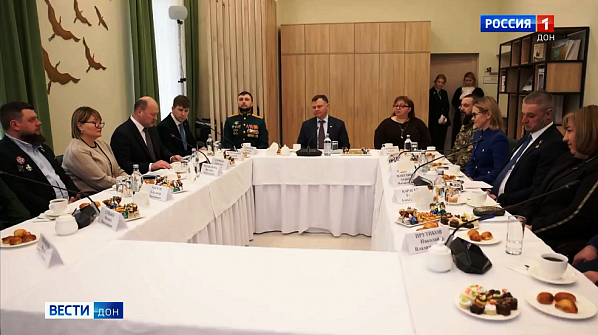 Разговор в насущном во время открытия центра поддержки участников СВО. Источник фото: скриншот сюжета ГТРК 