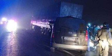 В Тацинском районе микроавтобус врезался в фуру: погибли четверо