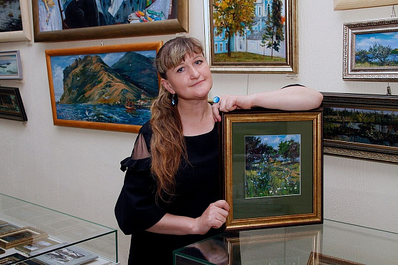 В Новочеркасске проходит выставка Оксаны Архиповой «Эх, дороги…»