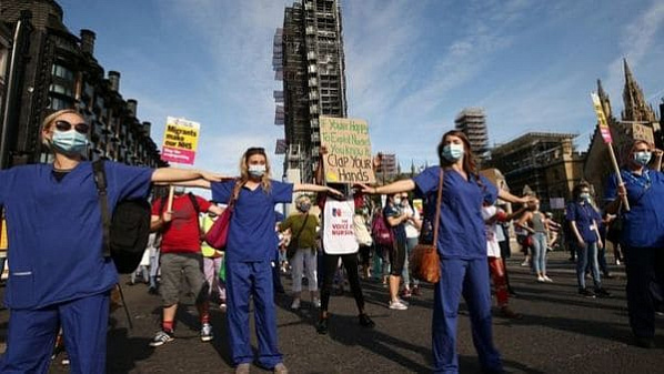 Английские медики вышли на митинг с требованием повысить зарплату