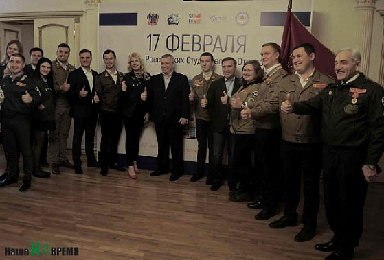 Ветераны «целины» и нынешние студотрядовцы синхронно подняли вверх большие пальцы: труд – крут!