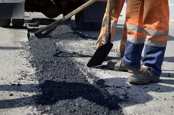 В Волгодонске заделывают ямы на дорогах