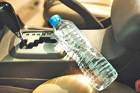 Не оставляйте воду в машине в жару