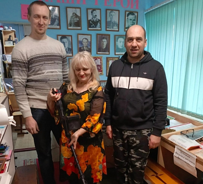 Военно-поисковому отряду «Степные поисковики» гимназии города Пролетарска к Новому Году подарили... металлоискатель 