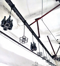 Транспортёр под потолком, сделанный в 60-х годах XX века,  до сих пор иногда используется.