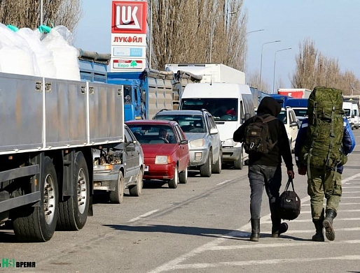 На контрольно-пропускных пунктах в направлении Мариуполя сохраняются многокилометровые пробки