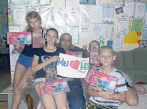Семья БЫСТРЯКОВЫХ из х. Новосадковский для любимой газеты придумывает лозунги и изготавливает плакаты в ее честь.