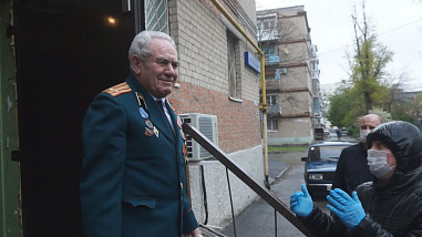 В Ростове продолжают раздавать продуктовые наборы