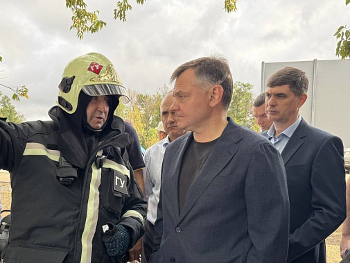 На месте происшествия побывал врио губернатора Ростовской области Ю. Слюсарь. Источник фото: правительство Ростовской области.