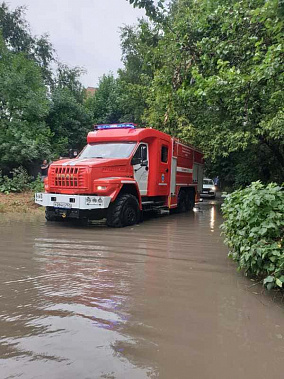 В Ростове к ликвидации последствий ливня привлекли областных спасателей