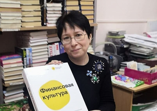 Наталья Топоркова с готовым ко встрече с читателями двухтомником 