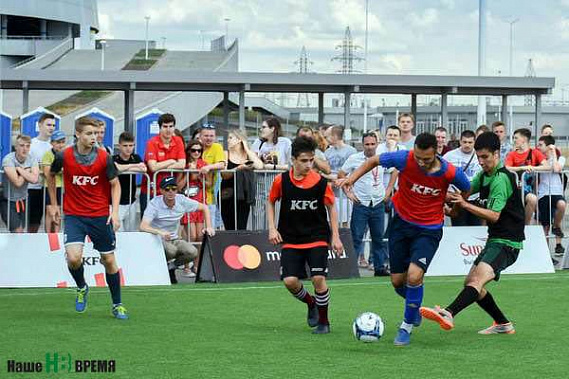 «Ростов» (красные манишки) проиграл «Краснодару» – 1:2.