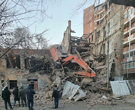 В Ростове с третьего этажа аварийного дома рухнул экскаватор