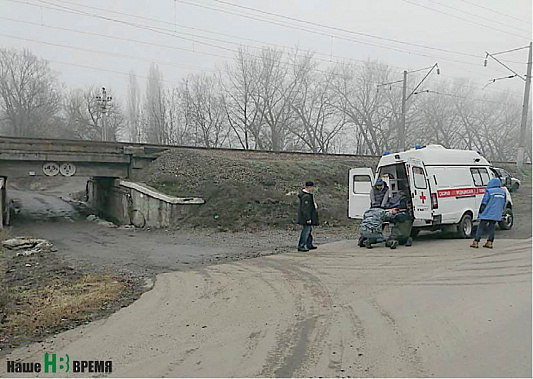 К машине скорой помощи местные жители несли пострадавшего на руках...