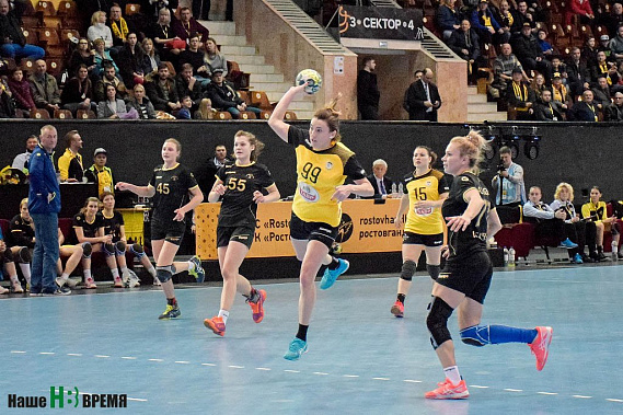 Ворота гостей атакует Виктория Борщенко, № 99.