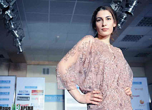 Моя бабушка белит стены