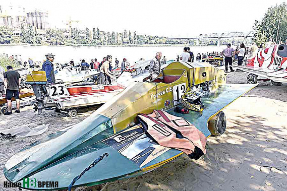 К гонкам на воде мотолодки готовят на земле.